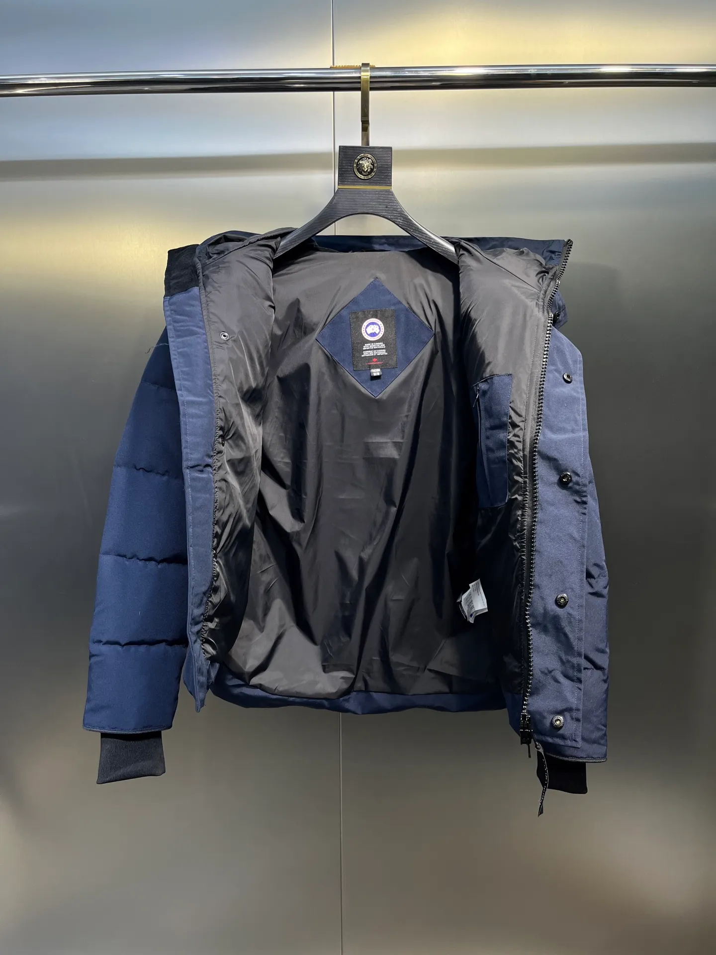 P700 Goose 🌟17 styles of chest patch, same style for men and women, cold-resistant down jackets! The fur collar is detachable. The natural Siberian coyote fur collar has a delicate yet strong feel, which comes from the sense of life that comes from the erosion of wind and frost in nature. The market usually uses raccoon fur or fake fur instead, which is not even the slightest bit better! The collar part has cold-proof flannel, which is close to the head and neck, comfortable and warm! The fabric is made of high-density nano-level waterproof fabric, which is windproof and wear-resistant and has a certain thickness! The zipper is the official YKK brand! The waist has an elastic waistline design that can be adjusted according to yourself! There is also an anti-wind Velcro inside! Seamless threaded cuffs to avoid stiffening! In order to prevent cold wind from pouring in, a double closure design is adopted. On the premise of the traditional zipper fly, six Velcro fasteners are used for secondary closure, which brings better warmth retention effect. It retains the classic hooded design and uses super large luxurious wolf fur to protect against wind and cold. No matter how low the temperature is this winter, one piece is enough. I’ll give you the wind and temperature. Size: s-xxl
